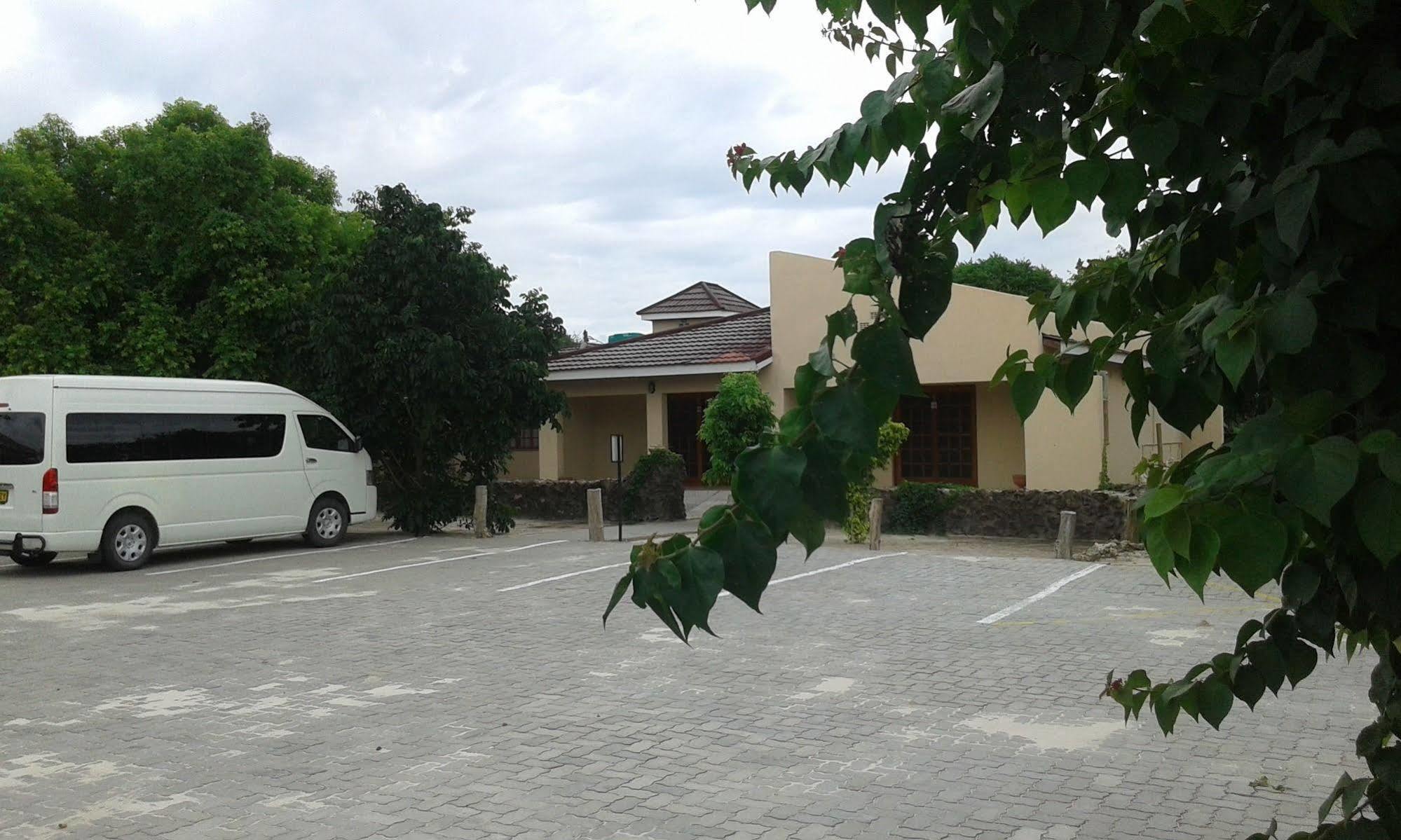 Larissa Hotel Maun Zewnętrze zdjęcie